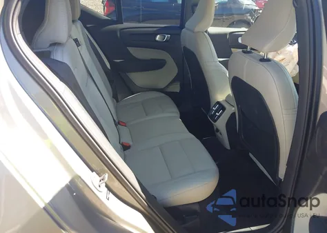 2022 Volvo Xc40 T5 Momentum z USA, uszkodzony, nr VIN YV4162UK4N2735471